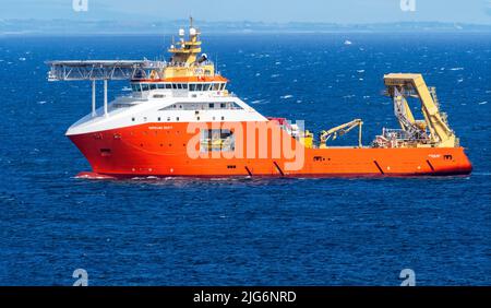 NORMAND DROTT è una nave Tug/Supply costruita nel 2010 e che naviga sotto la bandiera della Norvegia, avvicinandosi alla costa scozzese. Foto Stock