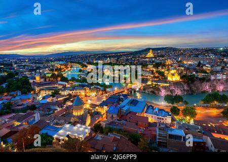 Vista panoramica della città vecchia di Tbilisi dalla fortezza di Narikala, Georgia. Foto Stock