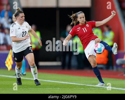 Southampton, Regno Unito. 07th luglio 2022. 07.07.2022, Football, UEFA Womens EURO 2022, Norvegia - Irlanda del Nord, ENG, Southampton, St Marys Stadium picture da sinistra a destra: Abbie Magee (22 Irlanda del Nord) und Guro Reiten (11 Norvegia) Credit: dpa/Alamy Live News Foto Stock