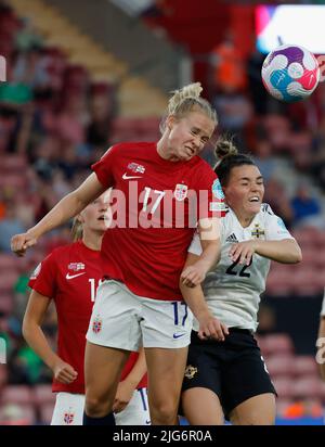 Southampton, Regno Unito. 07th luglio 2022. 07.07.2022, Football, UEFA Womens EURO 2022, Norvegia - Irlanda del Nord, ENG, Southampton, St Marys Stadium picture da sinistra a destra: Julie Blakstad (17 Norvegia) Ankd Abbie Magee (22 Irlanda del Nord) Credit: dpa/Alamy Live News Foto Stock