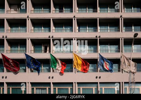 Napoli, Italia - 2 novembre 2021. Esterni edifici architettura e bandiere sulla Via Caracciolo ( Lungomare di Napoli a Mergellina) Foto Stock