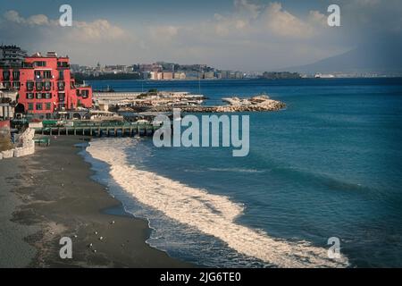 Paesaggio mozzafiato sulle rive del Mediterraneo, Mergellina lungomare nel golfo di Napoli. Foto Stock