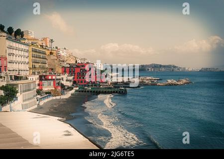 Paesaggio mozzafiato sulle rive del Mediterraneo, Mergellina lungomare nel golfo di Napoli. Foto Stock