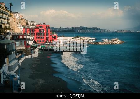 Paesaggio mozzafiato sulle rive del Mediterraneo, Mergellina lungomare nel golfo di Napoli. Foto Stock