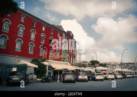 Napoli, Italia - 2 novembre 2021. Vista sulla via Caracciolo , Golfo di Napoli (Lungomare di Napoli a Mergellina), litorale mediterraneo Foto Stock