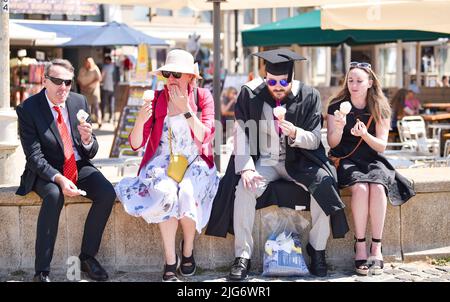 Brighton, Regno Unito. 8th luglio 2022. Uno studente e una famiglia dell'Università del Sussex godono di un gelato sul lungomare di Brighton in un bel sole caldo dopo la loro cerimonia di laurea. Una possibile ondata di calore è prevista per alcune parti del Regno Unito nel corso della prossima settimana . : Credit Simon Dack/Alamy Live News Foto Stock