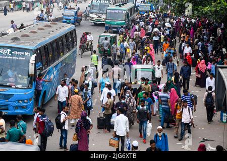 Dhaka, Bangladesh. 08th luglio 2022. La gente ha visto partire per la propria città natale per il prossimo festival Eid-al-Adha al terminal degli autobus Gabboli. Credit: SOPA Images Limited/Alamy Live News Foto Stock