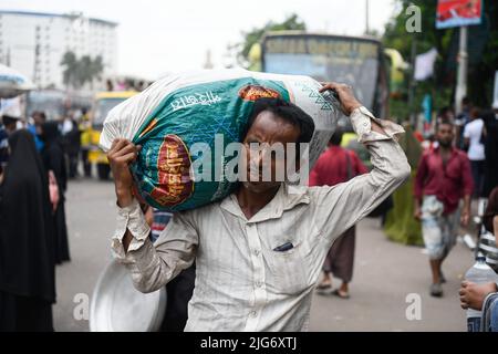 Dhaka, Bangladesh. 08th luglio 2022. La gente ha visto partire per la propria città natale per il prossimo festival Eid-al-Adha al terminal degli autobus Gabboli. Credit: SOPA Images Limited/Alamy Live News Foto Stock