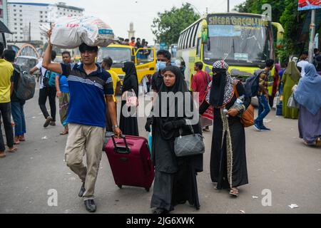 Dhaka, Bangladesh. 08th luglio 2022. La gente ha visto partire per la propria città natale per il prossimo festival Eid-al-Adha al terminal degli autobus Gabboli. Credit: SOPA Images Limited/Alamy Live News Foto Stock