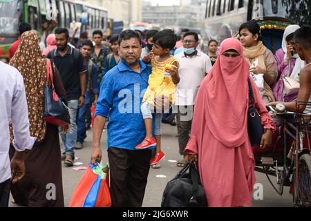 Dhaka, Bangladesh. 08th luglio 2022. La gente ha visto partire per la propria città natale per il prossimo festival Eid-al-Adha al terminal degli autobus Gabboli. Credit: SOPA Images Limited/Alamy Live News Foto Stock