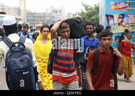 Dhaka, Bangladesh. 08th luglio 2022. La gente ha visto partire per la propria città natale per il prossimo festival Eid-al-Adha al terminal degli autobus Gabboli. (Foto di Piyas Biswas/SOPA Images/Sipa USA) Credit: Sipa USA/Alamy Live News Foto Stock