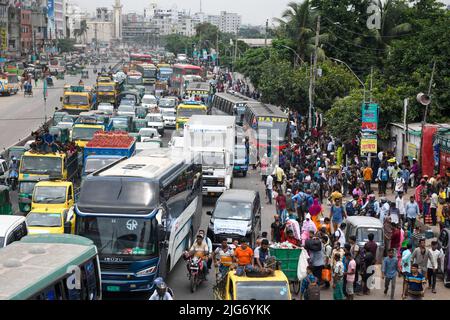 Dhaka, Bangladesh. 08th luglio 2022. La gente ha visto partire per la propria città natale per il prossimo festival Eid-al-Adha al terminal degli autobus Gabboli. (Foto di Piyas Biswas/SOPA Images/Sipa USA) Credit: Sipa USA/Alamy Live News Foto Stock