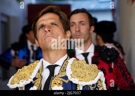 Corrida spagnola Julian Lopez El Juli durante una corrida al Festival di San Fermin, a Pamplona, Spagna settentrionale, 7 luglio 2022 (Foto di Ruben Albarran / PRESSINPHOTO) Foto Stock