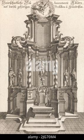 Disegno per un altare monumentale, piatto g da 'Unterschiedliche Neu Inventierte Alt&#xe4;re mit darzu geh&#XF6;rigen Profillen u. Grundri&#xdf;en.', stampato ca. 1750-56. Foto Stock