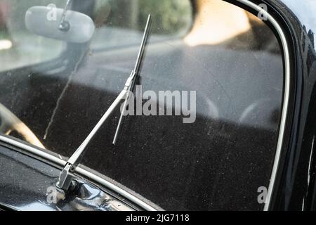 Tergicristalli e cristalli polverosi. Dettagli della vecchia vettura con timer. Foto ravvicinata con messa a fuoco selettiva morbida Foto Stock