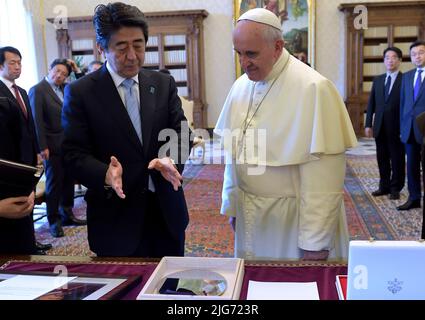 Città del Vaticano, Italien. 08th luglio 2022. Giappone, Shinzo Abe è morto, vittima di un attacco: Colpito durante un rally. Nella foto l'incontro in Vaticano con Papa Francesco il 6 giugno 2014 Credit: dpa/Alamy Live News Foto Stock