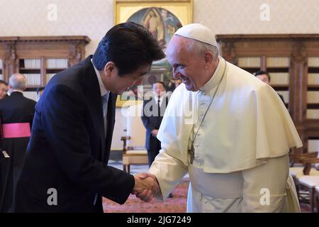 Città del Vaticano, Italien. 08th luglio 2022. Giappone, Shinzo Abe è morto, vittima di un attacco: Colpito durante un rally. Nella foto l'incontro in Vaticano con Papa Francesco il 6 giugno 2014 Credit: dpa/Alamy Live News Foto Stock