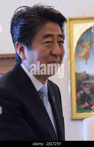 Città del Vaticano, Italien. 08th luglio 2022. Giappone, Shinzo Abe è morto, vittima di un attacco: Colpito durante un rally. Nella foto l'incontro in Vaticano con Papa Francesco il 6 giugno 2014 Credit: dpa/Alamy Live News Foto Stock