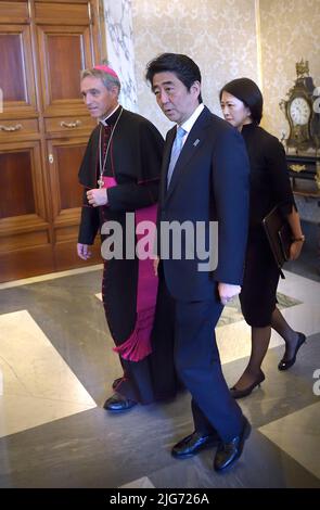 Città del Vaticano, Italien. 08th luglio 2022. Giappone, Shinzo Abe è morto, vittima di un attacco: Colpito durante un rally. Nella foto l'incontro in Vaticano con Papa Francesco il 6 giugno 2014 Credit: dpa/Alamy Live News Foto Stock