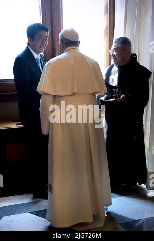 Città del Vaticano, Italien. 08th luglio 2022. Giappone, Shinzo Abe è morto, vittima di un attacco: Colpito durante un rally. Nella foto l'incontro in Vaticano con Papa Francesco il 6 giugno 2014 Credit: dpa/Alamy Live News Foto Stock