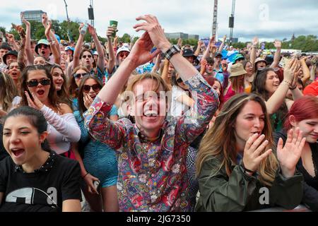 Glasgow, Regno Unito. 08th luglio 2022. Il festival musicale TRNSMT di Glasgow Green, Glasgow, Scozia, UK è stato ufficialmente iniziato dalla band tribute "The Bootleg Beatles" che ha suonato una selezione di famosi successi dei Beatles. Il festival si tiene oltre 3 giorni e si prevede che sarà un sell out con migliaia di appassionati di musica che partecipano ogni giorno. Credit: Findlay/Alamy Live News Foto Stock