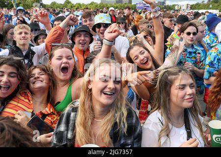 Glasgow, Regno Unito. 08th luglio 2022. Il festival musicale TRNSMT di Glasgow Green, Glasgow, Scozia, UK è stato ufficialmente iniziato dalla band tribute "The Bootleg Beatles" che ha suonato una selezione di famosi successi dei Beatles. Il festival si tiene oltre 3 giorni e si prevede che sarà un sell out con migliaia di appassionati di musica che partecipano ogni giorno. Credit: Findlay/Alamy Live News Foto Stock