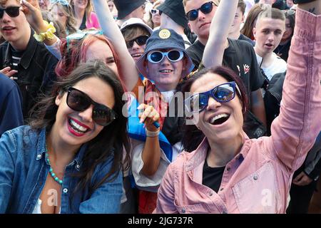 Glasgow, Regno Unito. 08th luglio 2022. Il festival musicale TRNSMT di Glasgow Green, Glasgow, Scozia, UK è stato ufficialmente iniziato dalla band tribute "The Bootleg Beatles" che ha suonato una selezione di famosi successi dei Beatles. Il festival si tiene oltre 3 giorni e si prevede che sarà un sell out con migliaia di appassionati di musica che partecipano ogni giorno. Credit: Findlay/Alamy Live News Foto Stock