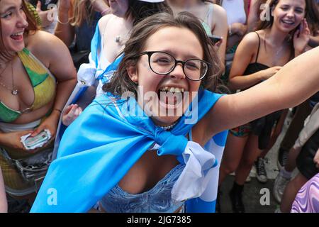 Glasgow, Regno Unito. 08th luglio 2022. Il festival musicale TRNSMT di Glasgow Green, Glasgow, Scozia, UK è stato ufficialmente iniziato dalla band tribute "The Bootleg Beatles" che ha suonato una selezione di famosi successi dei Beatles. Il festival si tiene oltre 3 giorni e si prevede che sarà un sell out con migliaia di appassionati di musica che partecipano ogni giorno. Credit: Findlay/Alamy Live News Foto Stock