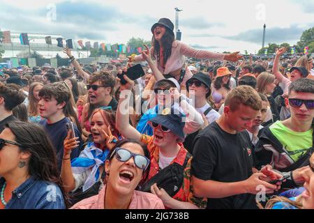 Glasgow, Regno Unito. 08th luglio 2022. Il festival musicale TRNSMT di Glasgow Green, Glasgow, Scozia, UK è stato ufficialmente iniziato dalla band tribute "The Bootleg Beatles" che ha suonato una selezione di famosi successi dei Beatles. Il festival si tiene oltre 3 giorni e si prevede che sarà un sell out con migliaia di appassionati di musica che partecipano ogni giorno. Credit: Findlay/Alamy Live News Foto Stock