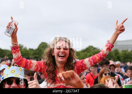 Glasgow, Regno Unito. 08th luglio 2022. Il festival musicale TRNSMT di Glasgow Green, Glasgow, Scozia, UK è stato ufficialmente iniziato dalla band tribute "The Bootleg Beatles" che ha suonato una selezione di famosi successi dei Beatles. Il festival si tiene oltre 3 giorni e si prevede che sarà un sell out con migliaia di appassionati di musica che partecipano ogni giorno. Credit: Findlay/Alamy Live News Foto Stock