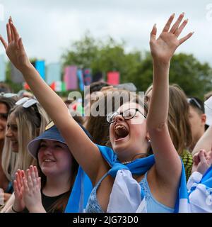 Glasgow, Regno Unito. 08th luglio 2022. Il festival musicale TRNSMT di Glasgow Green, Glasgow, Scozia, UK è stato ufficialmente iniziato dalla band tribute "The Bootleg Beatles" che ha suonato una selezione di famosi successi dei Beatles. Il festival si tiene oltre 3 giorni e si prevede che sarà un sell out con migliaia di appassionati di musica che partecipano ogni giorno. Credit: Findlay/Alamy Live News Foto Stock