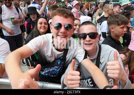 Glasgow, Regno Unito. 08th luglio 2022. Il festival musicale TRNSMT di Glasgow Green, Glasgow, Scozia, UK è stato ufficialmente iniziato dalla band tribute "The Bootleg Beatles" che ha suonato una selezione di famosi successi dei Beatles. Il festival si tiene oltre 3 giorni e si prevede che sarà un sell out con migliaia di appassionati di musica che partecipano ogni giorno. Credit: Findlay/Alamy Live News Foto Stock