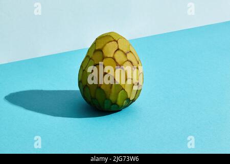 Primo piano immagine di alta qualità di zucchero intero-mela, frutta di Annona squamosa cherimoya, composizione di frutta su pastello blu Foto Stock