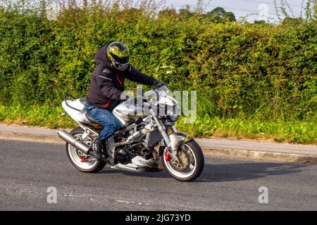 White Suzuki Custom Cruiser moto; in rotta per Hoghton Tower per la Supercar Summer Showtime auto incontro che è organizzato da Great British Motor Show a Preston, Regno Unito Foto Stock