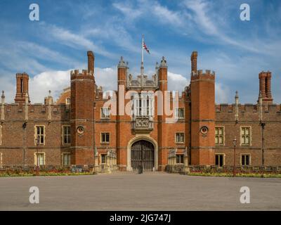 Great Gatehouse, l'entrata principale dell'Hampton Court Palace, Londra. REGNO UNITO Foto Stock