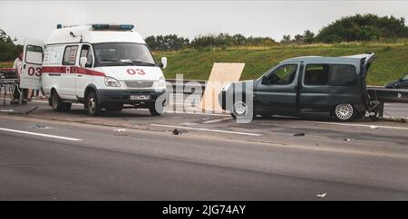 Russo emergenza 03 squadra che lavora in autostrada su incidente auto Foto Stock