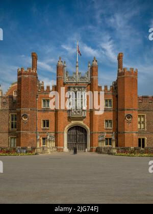 Great Gatehouse, l'entrata principale dell'Hampton Court Palace, Londra. REGNO UNITO Foto Stock