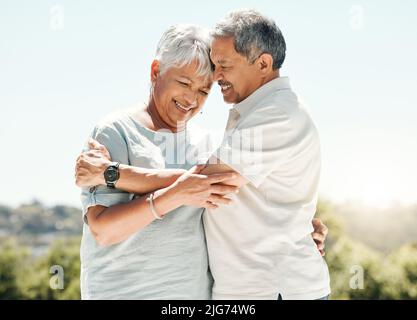 L'amore è una cosa bella. Scatto della coppia anziana che passa il tempo insieme nella natura. Foto Stock