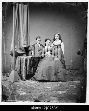 Sig.ra S. Grant con figlia e figlio, tra il 1860 e il 1875. Foto Stock