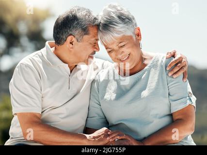 Il nostro amore è eterno. Scatto della coppia anziana che passa il tempo insieme nella natura. Foto Stock