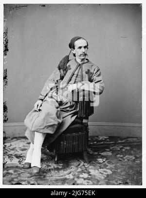 John Surratt, 1867. [John Harrison Surratt Jr. In abito medio-orientale. Coinvolto in un tentativo fallito di rapire il presidente americano Abraham Lincoln con l'intenzione di tenerlo in riscatto in cambio della liberazione dei prigionieri di guerra confederati. Sua madre, Mary Surratt, fu giustiziata per il suo coinvolgimento nell'assassinio di Lincoln, avendo dato alloggio ai cospiratori nella sua casa di imbarco. Surratt negò qualsiasi coinvolgimento nella trama dell'assassinio, ma fuggì all'estero per evitare l'arresto. Fu rapito da funzionari statunitensi ad Alessandria d'Egitto, nel novembre 1866, e fu estradato Foto Stock