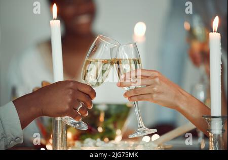 CE l'abbiamo fatta. Foto di amici d'affari che si divertono con un incontro sociale all'interno. Foto Stock