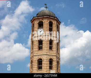 Chiesa metropolitana di Agios Stefanos edificio storico imponente campanile, Grecia, destinazione religiosa Arnaia Halkidiki. Campanile con croce, meteo v Foto Stock