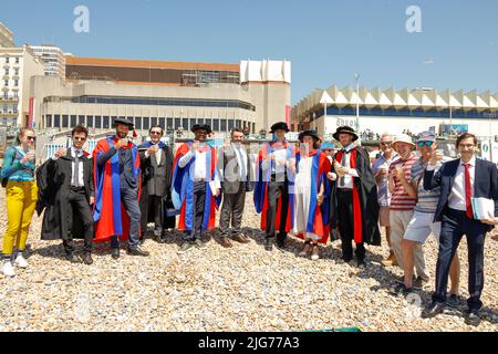 Città di Brighton e Hove. UK un'altra giornata di sole sulla spiaggia di Brighton. Gli studenti della Sussex University festeggiano la laurea in spiaggia. Temperatura fino a 28c, l'estate è arrivata. 8th luglio 2022. David Smith/Alamynews Foto Stock