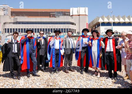 Città di Brighton e Hove. UK un'altra giornata di sole sulla spiaggia di Brighton. Gli studenti della Sussex University festeggiano la laurea in spiaggia. Temperatura fino a 28c, l'estate è arrivata. 8th luglio 2022. David Smith/Alamynews Foto Stock