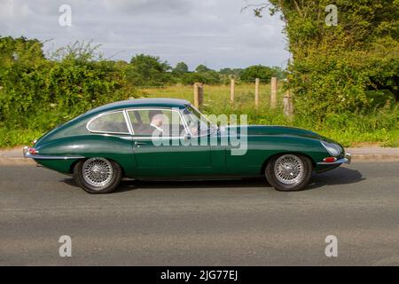 1967 60s 6xties Green British Jaguar 2+2 e-Type 4235cc benzina auto d'epoca, sulla strada per Hoghton Tower per la Supercar Summer Showtime auto incontro che è organizzato da Great British Motor Show a Preston, Regno Unito Foto Stock