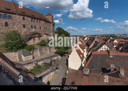 Vista della città vecchia, Castello di Kaiserburg sulla sinistra, Norimberga, Franconia Centrale, Baviera, Germania Foto Stock