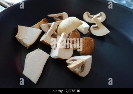 Cucina sveva, preparazione Bubaspitzle con verdure al forno, funghi re tromba (Pleurotus eryngii), funghi (Agaricus) (SYN. : Foto Stock