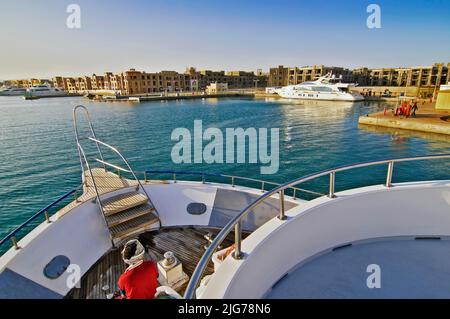 La barca safari subacquea naviga nel porto di Port Ghalib, Mar Rosso, Egitto Foto Stock