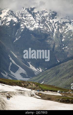 Rohtang Pass coperto di campi da neve in Himalaya, Himachal Pradesh, India Foto Stock